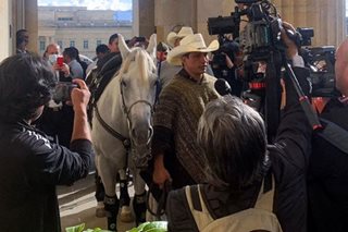 Senador pumasok sa Kongreso sa Colombia sakay ng kabayo