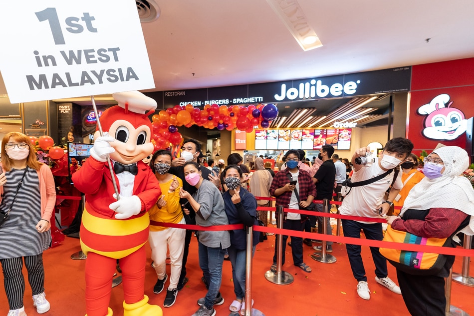 Hundreds of customers greeted Jollibee’s first restaurant in West Malaysia. Handout