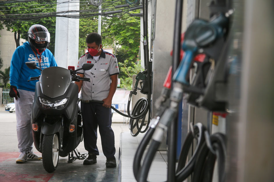 Motorists refuel at a gasoline station along Easte Avenue in Quezon City on February 22, 2022. Jeepney drivers and operators blast the consecutive oil price hikes causing increase in prices of consumer goods and services. Jonathan Cellona, ABS-CBN News