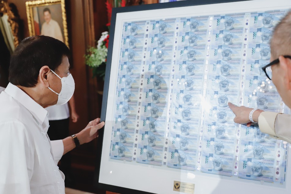 President Rodrigo Roa Duterte receives the uncut 50-outs of 1000-Piso Polymer Banknotes from Finance Secretary Carlos Dominguez III and the Chairman of the Monetary Board and Governor of Bangko Sentral ng Pilipinas Benjamin Diokno during the presentation at the Malacañan Palace on April 6, 2022. Rey Baniquet, Presidential Photo/File