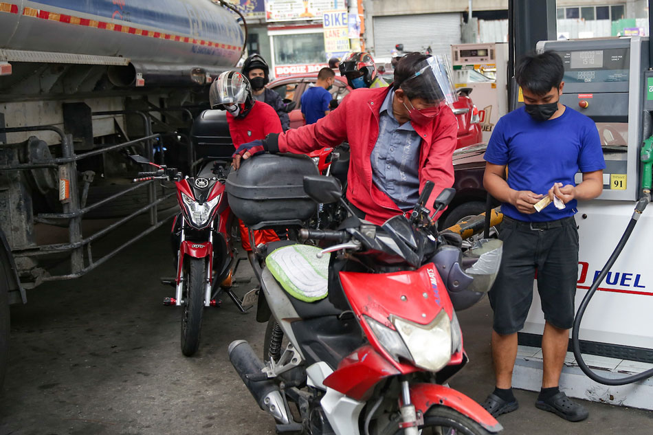 Marcos inudyukan na suspindihin ang fuel excise tax