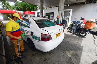 Taxi drivers hirap magpa full tank dahil sa mahal ng gasolina