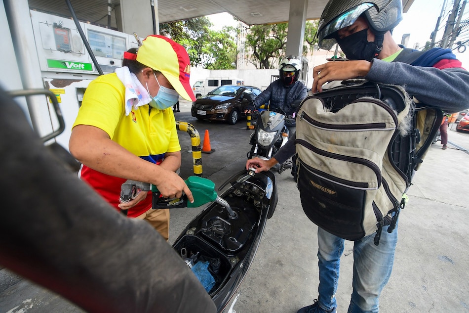 Motorists queue for fuel at a gas station in Quezon City. Mark Demayo, ABS-CBN News file photo