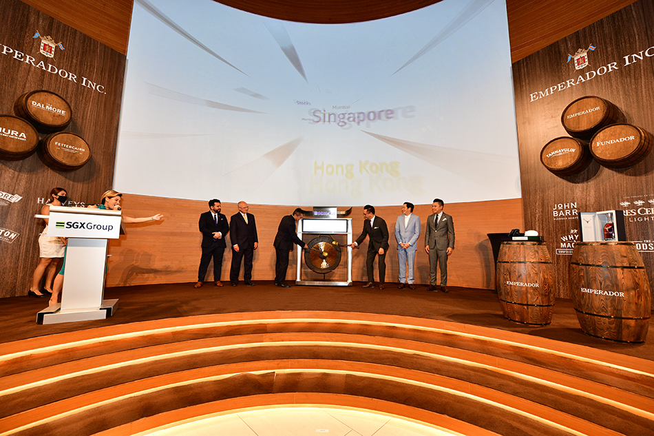 Tycoon Andrew Tan, Kevin Tan with SGX officials during the bell-ringing ceremony at the Singapore Exchange. Screenshot