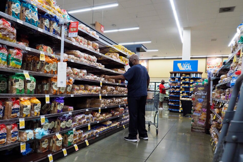  A shopper looks at bread, at a grocery store in Oakland, California, USA, 10 June 2022. The USDA expects all food prices to rise between 4.5 percent and 5.5 percent this year. EPA-EFE/JOHN G. MABANGLO