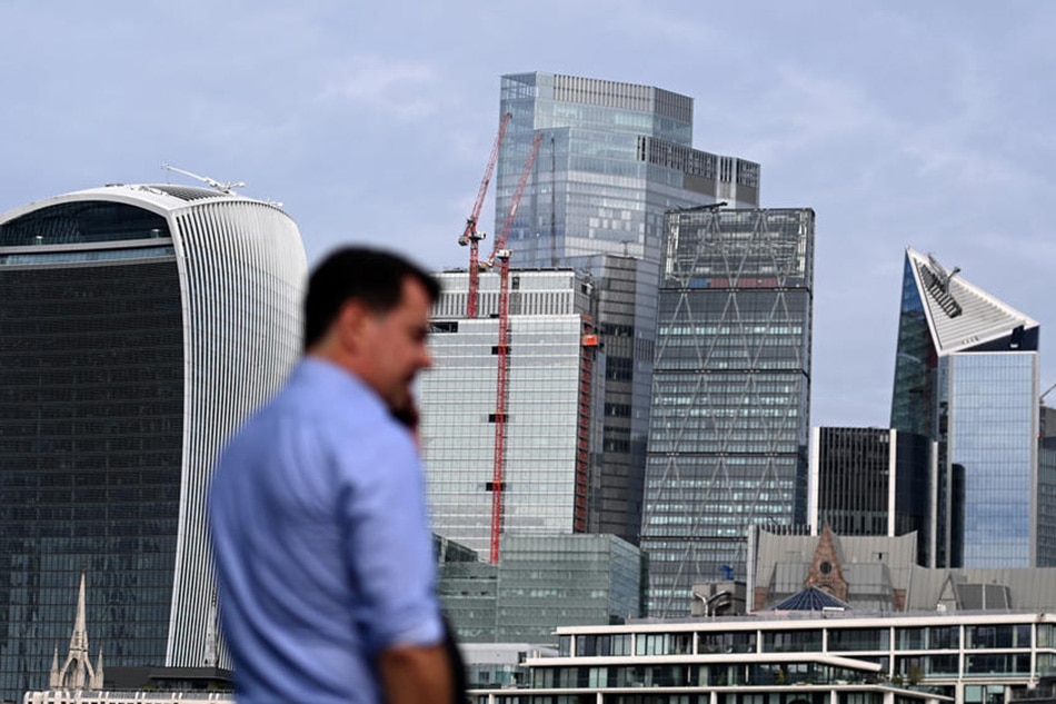 Fitch lowers outlook for UK rating to negative