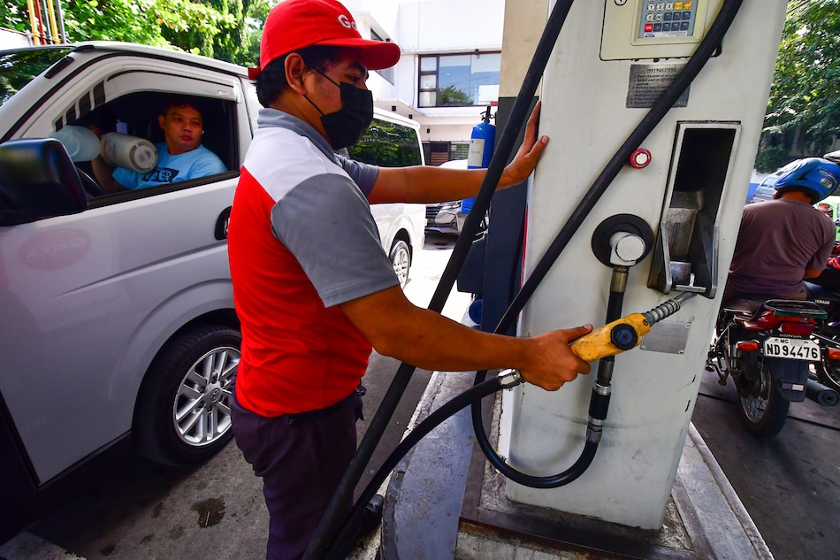 Motorists queue for fuel at a gas station in Pasig City on October 10, 2022, a day before a new round of oil price hike takes effect. Diesel prices is forecast to increase by P6 to P6.85 per liter, gasoline prices at P1.20 to P1.40 per liter, and kerosene prices by P3.50 to P3.70 per liter. Mark Demayo, ABS-CBN News