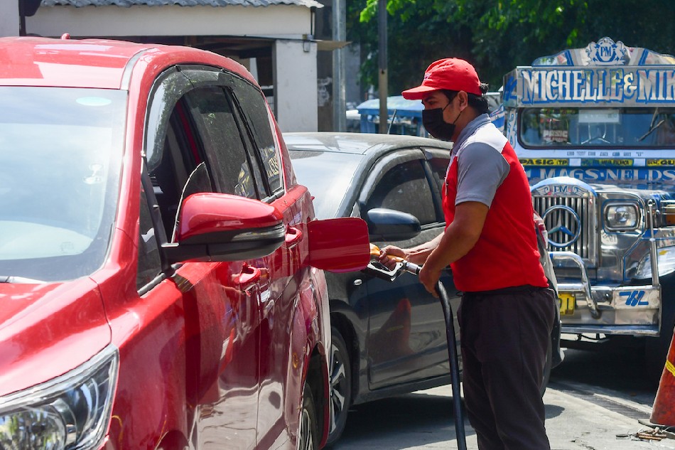 Mga motoristang nagpapakarga sa gasolinahan sa Pasig City noong Oktubre 10, 2022. Mark Demayo, ABS-CBN News/File