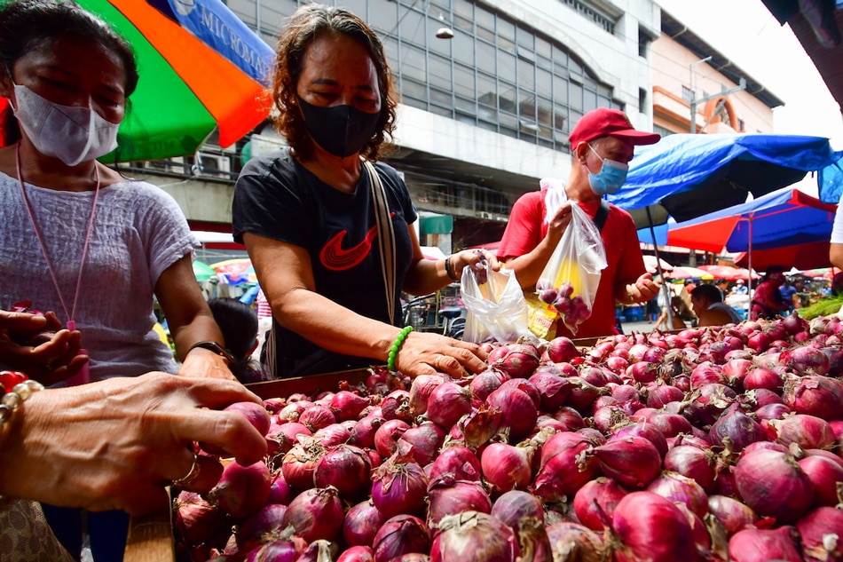 Red onions go for sale in a market in Manila on October 12, 2022. The Department of Agriculture begins to make rounds in markets to inspect for the implementation of the P170 per kilo SRP of red onions, as some sellers have recently sold over SRP. Mark Demayo, ABS-CBN News