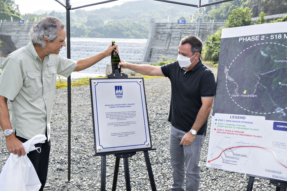 Prime Infra Chairman Enrique Razon, Jr. and President and CEO Guillaume Lucci unveil the marker at the Tayabasan Weir, which started commercial operations on October 25, 2022.