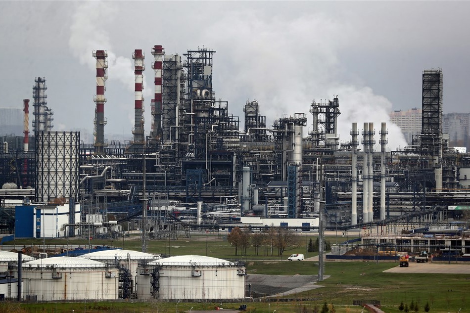 A view of the Gazpromneft MNPZ Moscow Petroleum Refinery JSC in Moscow, Russia, 27 October 2022. US officials reworks plan for Russia oil-price cap, following skepticism by investors and growing risk in financial markets. EPA-EFE/MAXIM SHIPENKOV