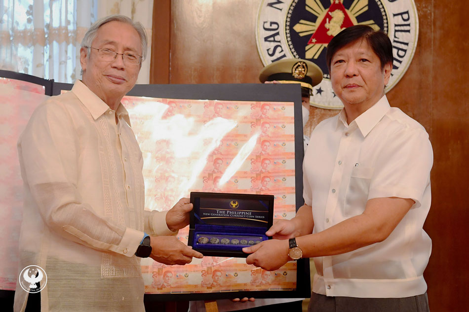 President Ferdinand R. Marcos, Jr. received from Bangko Sentral ng Pilipinas (BSP) Governor Felipe M. Medalla the first set of banknotes bearing their names and signatures in a ceremony held in Malacañang on Dec. 7, 2022. BSP 