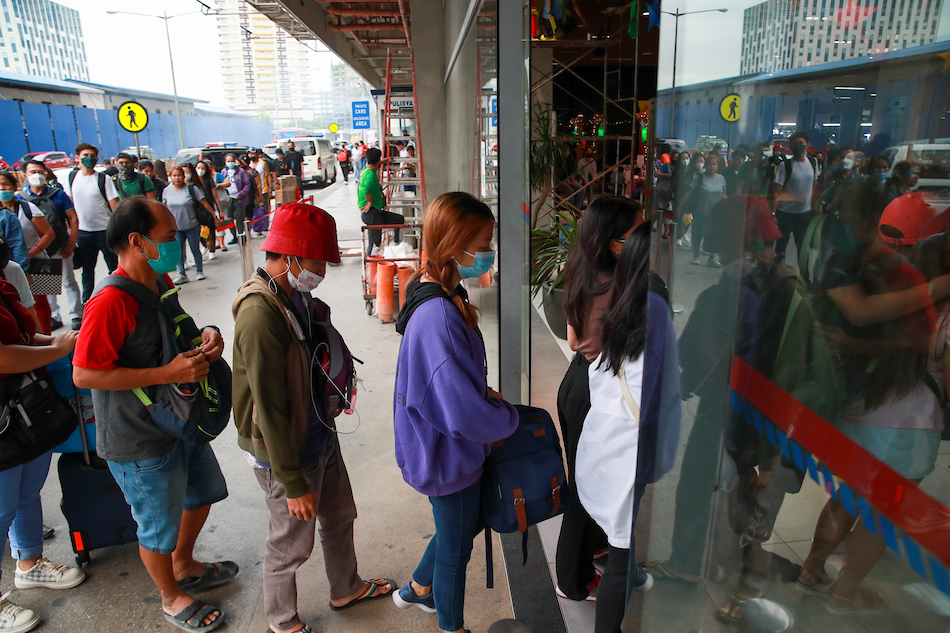 Travelers Swarm Airports Bus Terminals Before Christmas Abs Cbn News