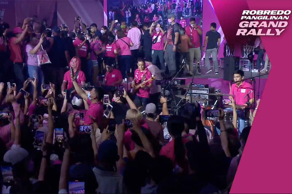Rivermaya performs at the Robredo-Pangilinan rally in Naga City on Tuesday. Screenshot: Facebook/VP Leni Robredo