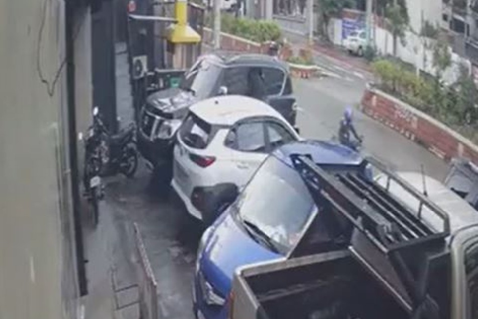 Nakuhanan ng CCTV ang pagnakaw ng mga suspek mula sa sasakyan ng aktor na si Gerald Anderson, na nakaparada sa may Roces Avenue, Quezon City.