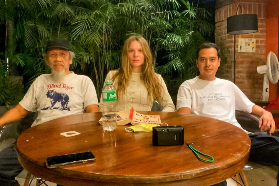 John Lloyd Cruz with filmmaker-cartoonist Rox Lee and German actress Lilith Stangenberg during a break from filming ‘Makamisa’ and ‘SMAK!’. Photo courtesy of Achinette Villamor