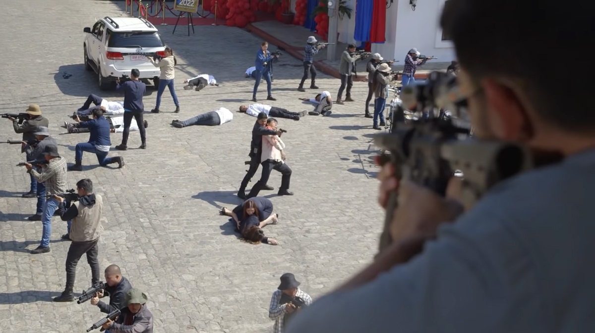 Cardo (Coco Martin) takes Mariano (Rowell Santiago) hostage in the ‘Countdown’ episode of ‘FPJ’s Ang Probinsyano’ on April 8. ABS-CBN