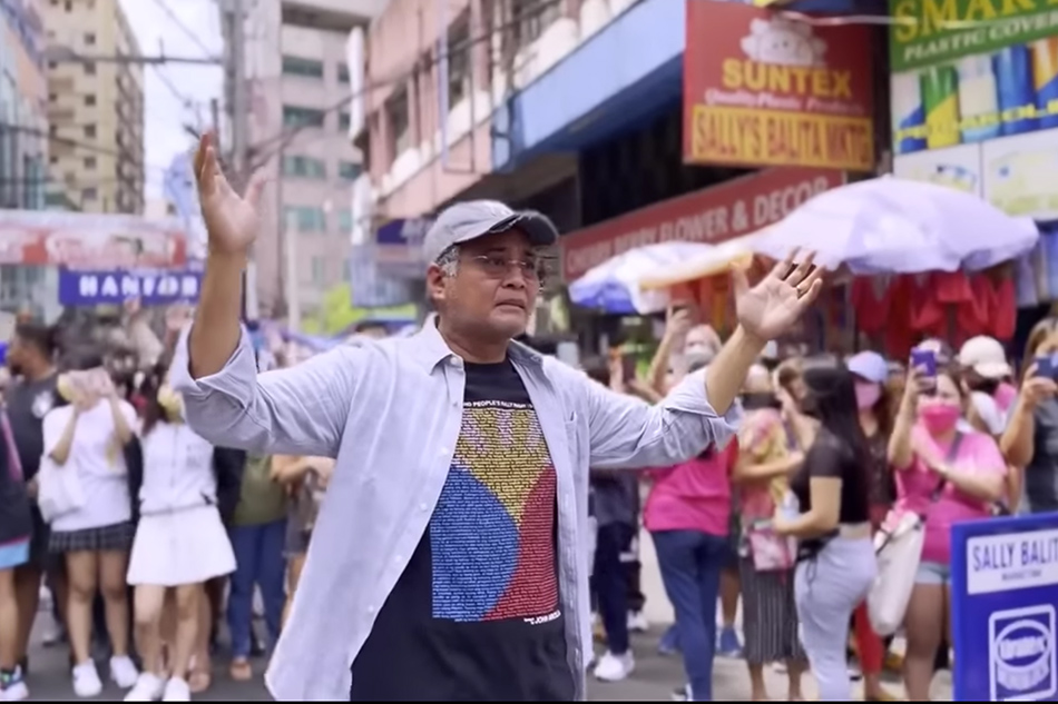 Acclaimed actor John Arcilla gives a speech on Juan Luna St. in Manila to urge support for presidential candidate Vice President Leni Robredo. Screenshot