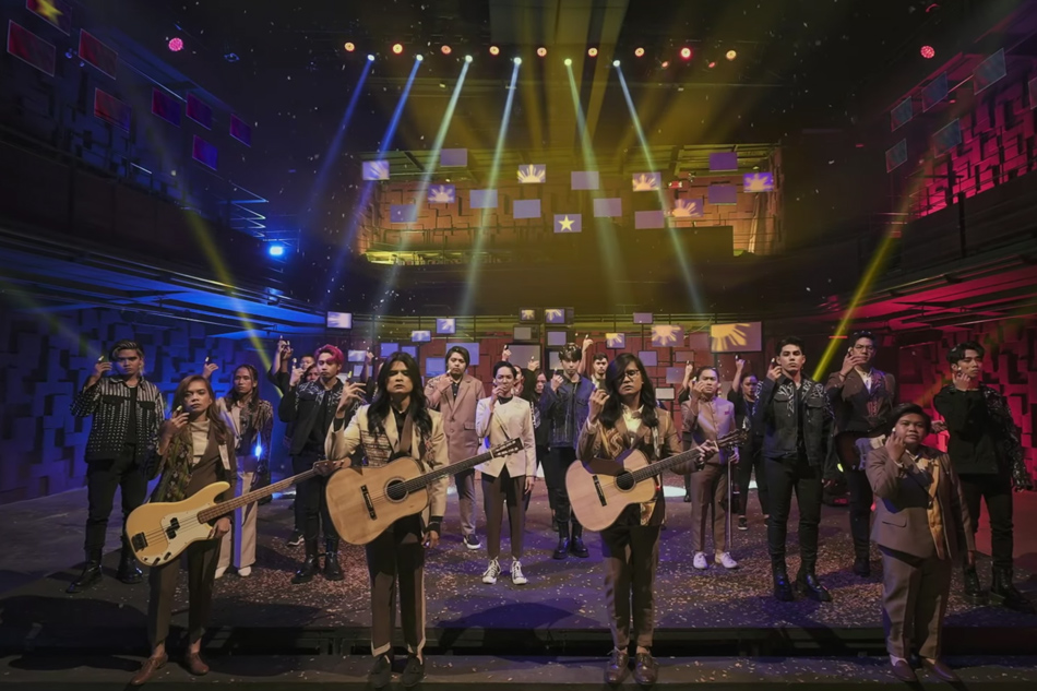 Lights in the colors of the Philippine flag surround Ben&Ben and SB19 in their performance of ‘Kapangyarihan.’ YouTube: Ben&Ben