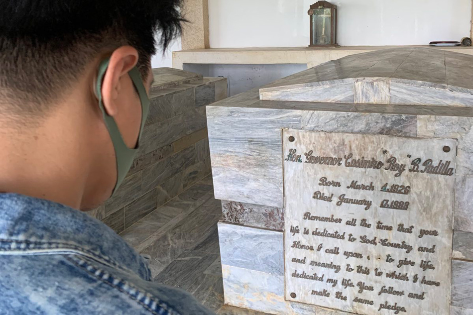  Senate bet Robin Padilla visits his late father’s grave in Camarines Norte. Photo courtesy of Betchay Vidanes