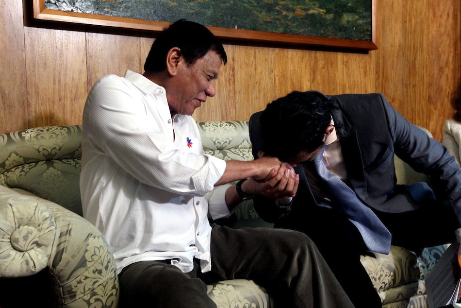 Actor Robin Padilla gestures respect for President Rodrigo Duterte after the latter granted him executive clemency in November 2016. Simeon Celi, Malacanang Photo