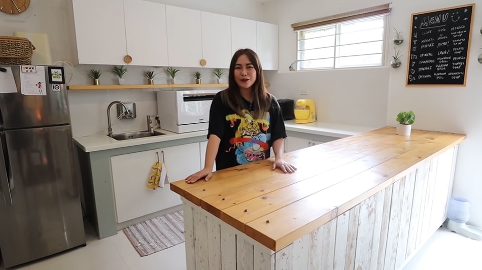 Yeng Constantino shows the wooden table made by her husband. Screengrab from the singer's YouTube page