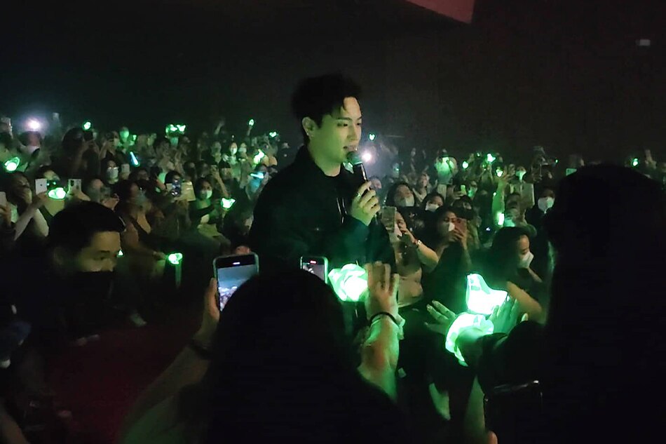 Jay B took his time to go around the theater to mingle with fans during his Manila concert. 📷 Yekaterina To-ong
