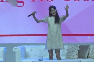 Jung Ho-yeon nakipagkamustahan sa fans