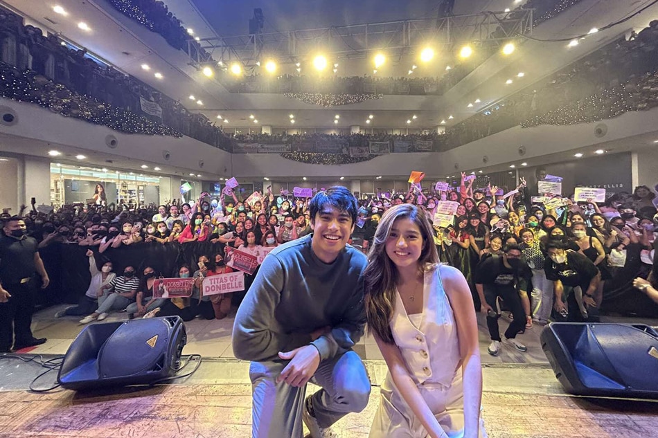 ‘An Inconvenient Love’ stars Donny Pangilinan and Belle Mariano pose with fans who attended their mall tour in Cagayan de Oro. Star Cinema