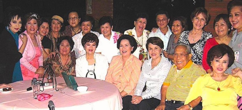 Sylvia La Torre seating with Gloria Sevilla , Susan Roces, Lilia Dizon and other members of Balik Samahan Group. Photo from Pempe Rodrigo