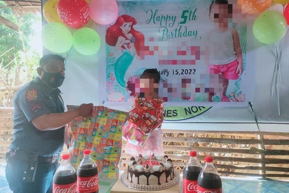 Bata sinorpresa ng birthday party ng amang inmate at pulisya 2