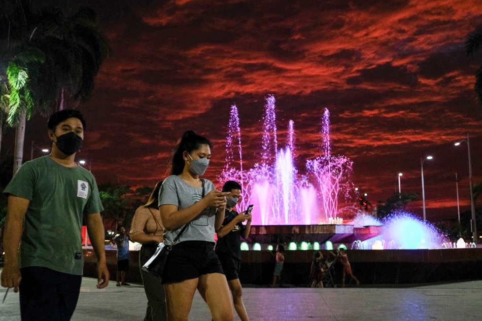  People spend time outdoors at the Rajah Sulayman Park in Manila on February 3, 2022. Despite the decline in numbers in the country’s Covid-19 cases, the health department said people should continue observing basic health protocols as there many factors aside from declining cases to declare that the virus is now endemic or just confined in certain areas. George Calvelo, ABS-CBN News