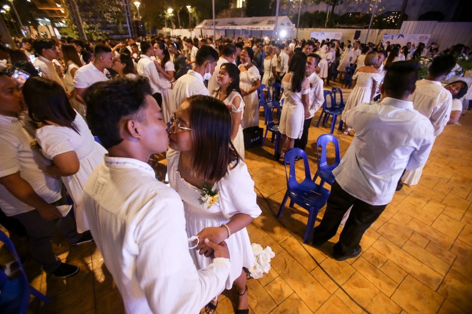 Couples from Manila exchange 'I dos' during a mass wedding at the Arroceros Urban Forest Park during the celebration of Valentine's Day, Feb. 14, 2022. ABS-CBN News/File 