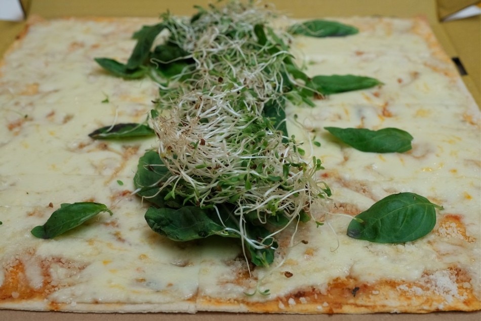 Pizza with lettuce and alfalfa sprouts. Jeeves de Veyra