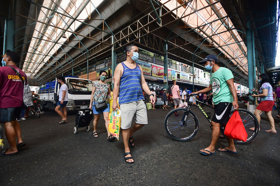  Market-goers navigate the Marikina Public Market on February 20, 2022. Mark Demayo, ABS-CBN News/file 