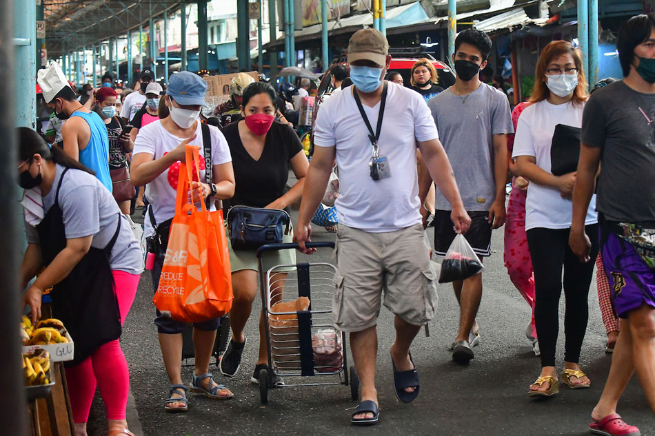  Market-goers navigate the Marikina Public Market on February 20, 2022. Mark Demayo, ABS-CBN News/file