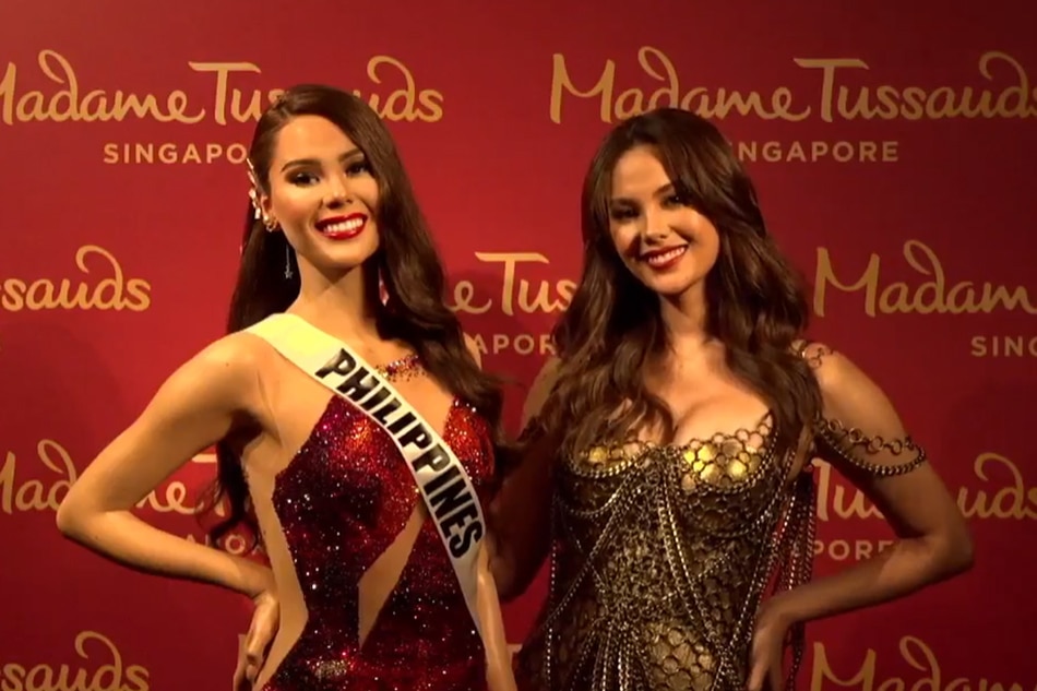 Miss Universe 2018 Catriona Gray (right) poses with her wax figure. Screengrab from Madame Tussauds Singapore's Facebook page