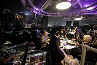 Indonesian thrill-seekers dine in the sky