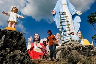Good Friday devotees visit giant images in Bulacan