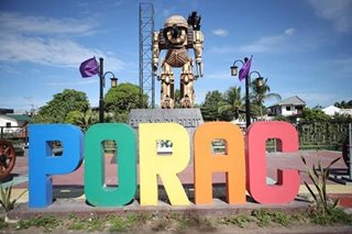 Replika ng iconic na robot makikita sa Porac, Pampanga