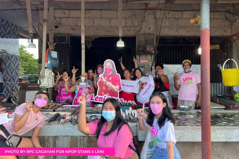 KPop fans volunteering for their own house-to-house campaign efforts. Courtesy: KPOPSTANS4LENI Facebook