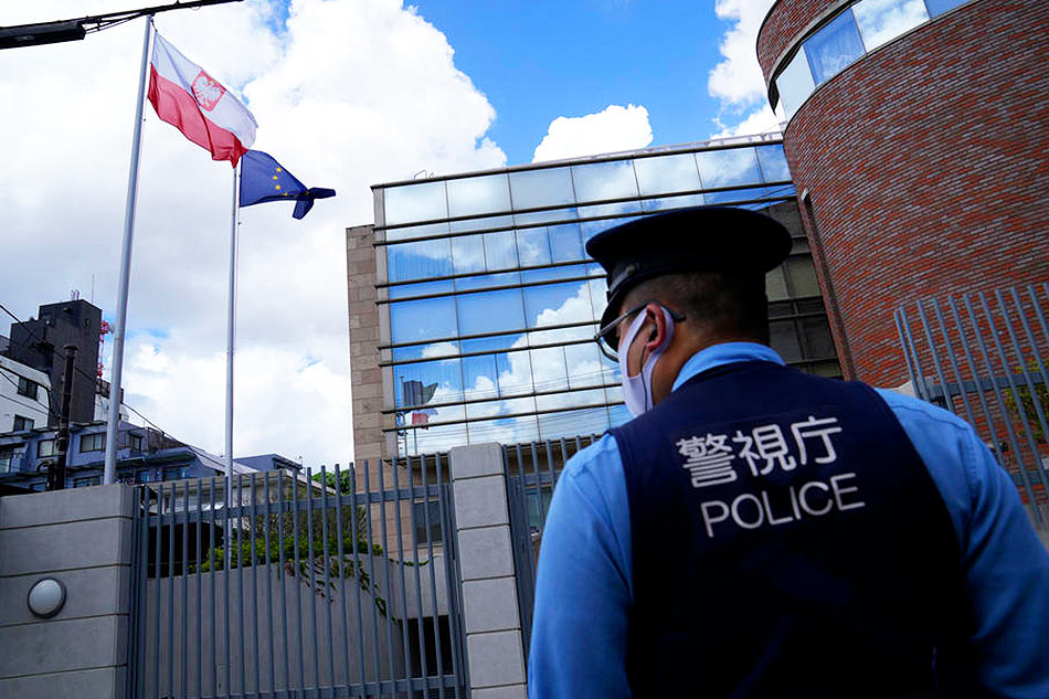 A police officer stands before a foreign embsasy EPA-EFE