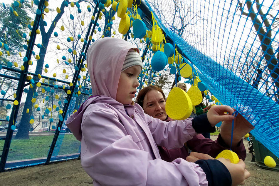 Ukrainians hang symbolic blue and yellow eggs EPA-EFE