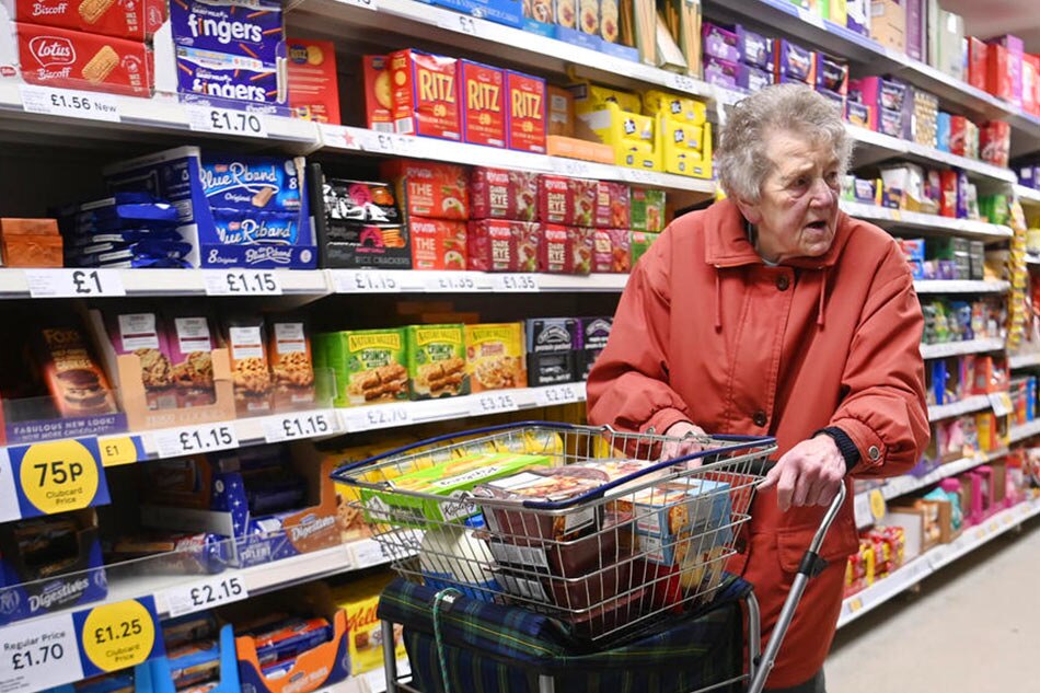woman shops in a supermarket EPA-EFE