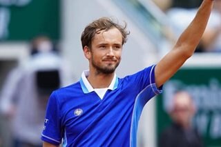 Medvedev eases into French Open last 32