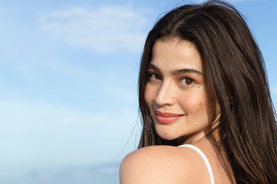 Anne Curtis shows off black outfit in GTV debut of 'It's Showtime