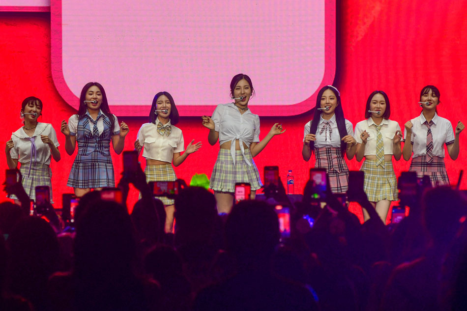K-pop girl group Alice, formerly Elris, performs at ‘Begin Again: K-pop Edition.’ Mark Demayo, ABS-CBN News