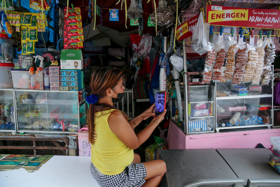 Swan Anding Meraluo splits her chores as a mother, a storeowner and a TikToker. Jonathan Cellona, ABS-CBN News