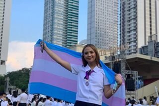 VIRAL: UST student, binandera ang trans flag sa Baccalaureate Mass