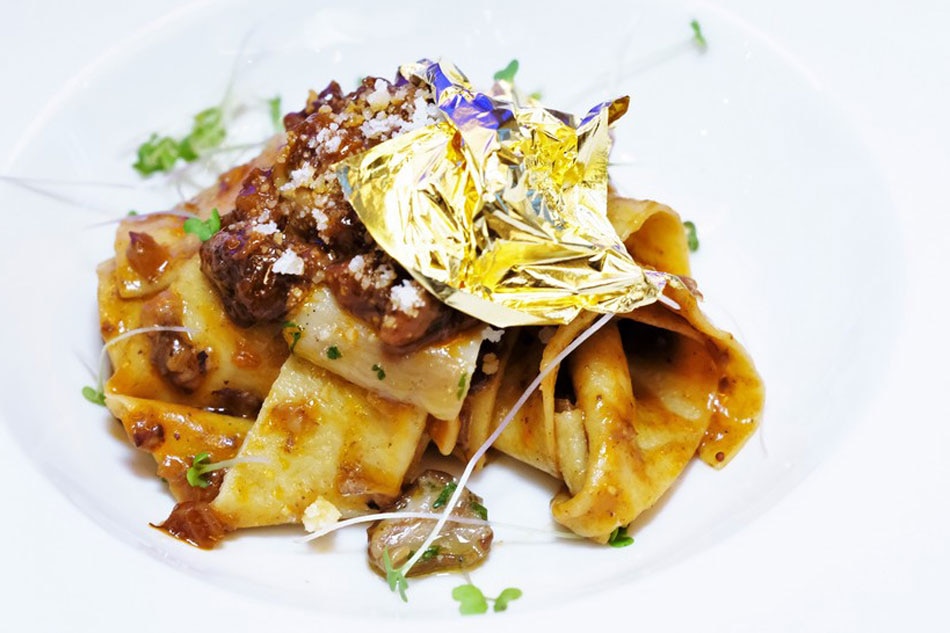 Why have iron in your system, when you can have gold? Fresh papardelle is sauced with lamb ragout made much more indulgent with the topped gold leaf. Angioletti’s ragout was subtle that nicely complemented the ground lamb. Jeeves de Veyra
